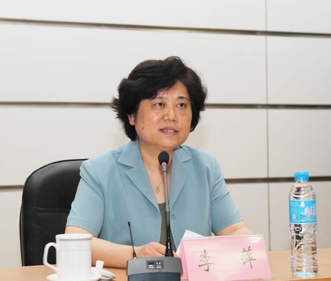 集团公司党委副书记、纪委书记李萍主持讲座