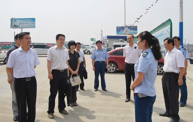 省国资委企业领导人员管理处副处长叶建军一行在济南北收费站检查指导
