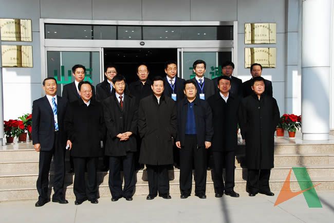 山东省委常委、青岛市委书记李群在集团王玉君总经理的陪同下视察青岛海湾大桥\山东省委常委、青岛市委书记李群（前排右四）在集团公司总经理王玉君（前排右四）的陪同下视察青岛海湾大桥。图为在青岛海湾大桥红岛展厅前合影留念