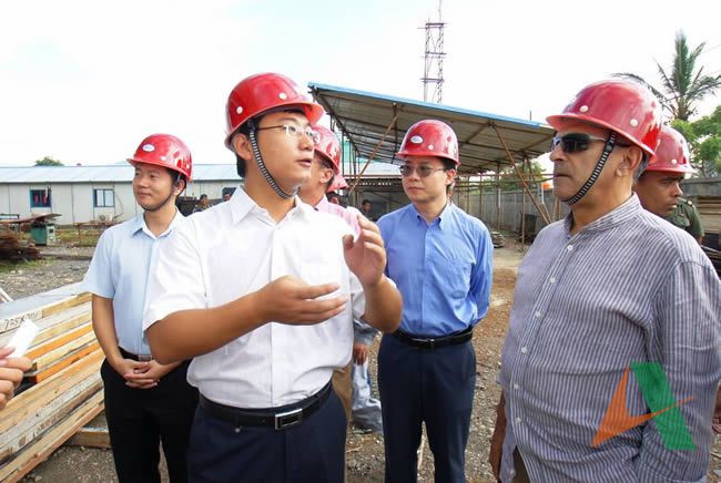 东帝汶公司副经理白建民向总统介绍工作情况