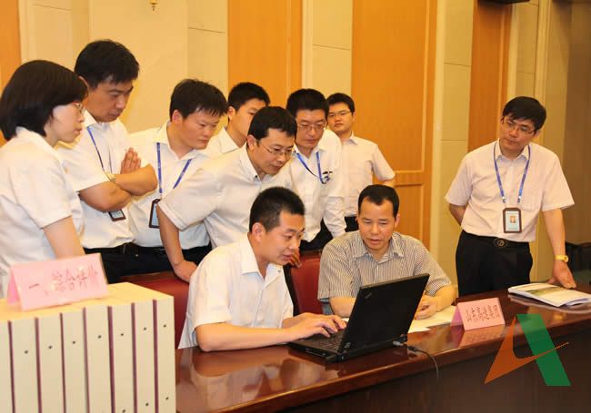 内业组在检查集团公司养护管理资料