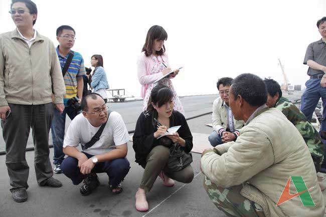 媒体记者在大桥现场采访一线参建人员