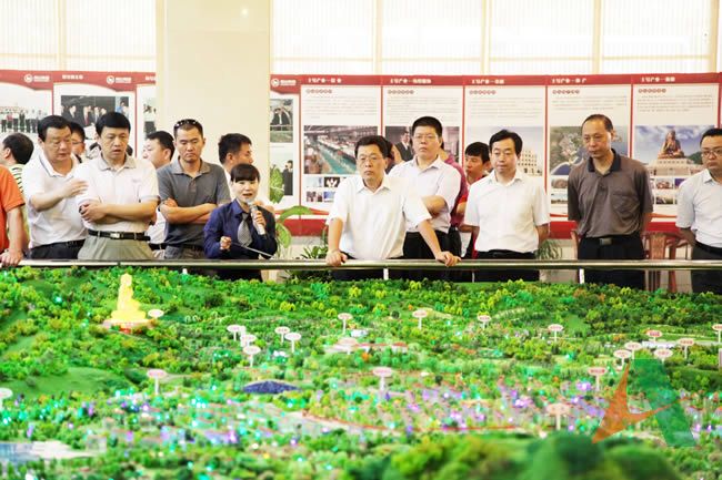 王玉君总经理带领集团高管人员参观南山集团沙盘，听取南山集团发展介绍