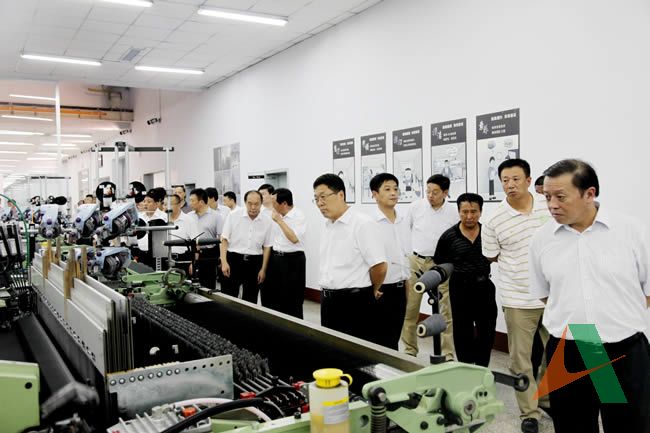 参观南山纺织生产车间