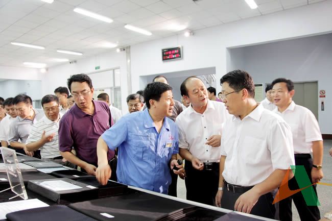 参观南山集团生产的纺织品