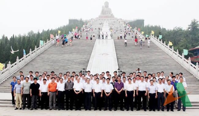 参观人员在南山大佛前合影留念