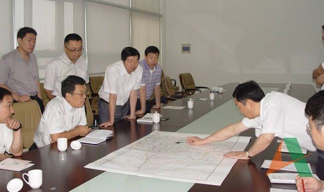 河南省发改委副主任裴志扬向集团公司王总一行介绍河南省铁路规划情况