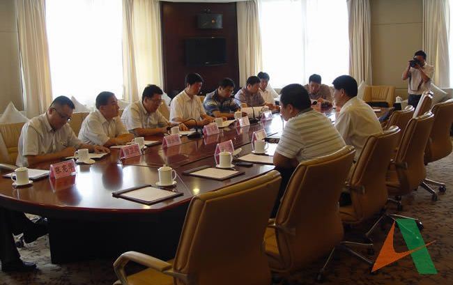 与河南中州铁路控股有限公司进行座谈，听取有关项目情况介绍