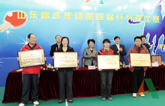 领导为获奖单位颁奖