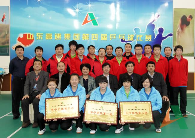 与参赛队员合影留念