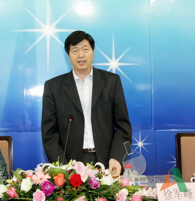 徐军峰副总经理宣布获奖单位名单