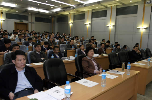 集团公司副总经理马骥（前排右）、孙富军（前排左）参加培训讲座