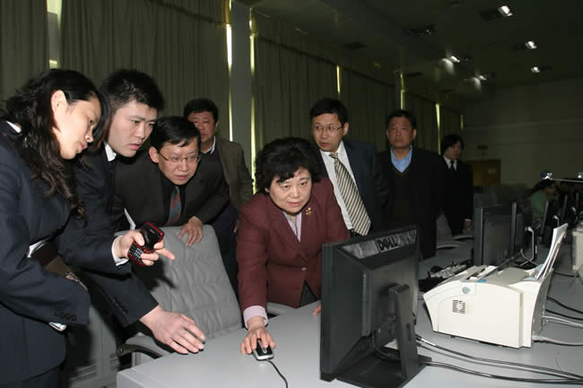 李书记参观监控调度中心