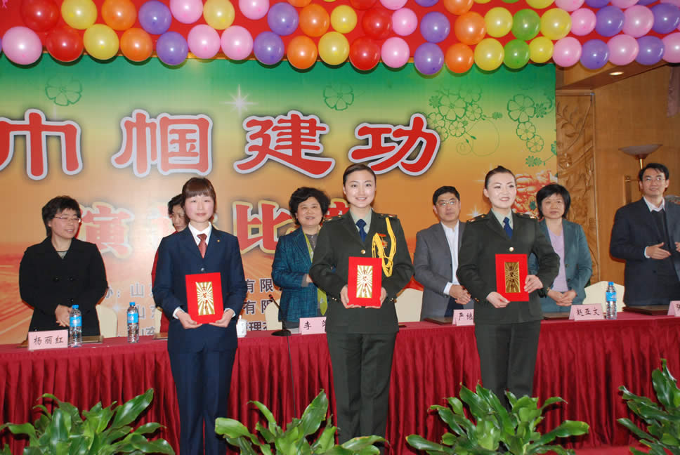 三位一等奖获奖选手上场领奖