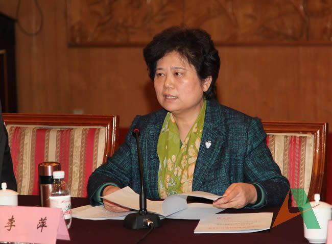 集团党委副书记李萍主持会议