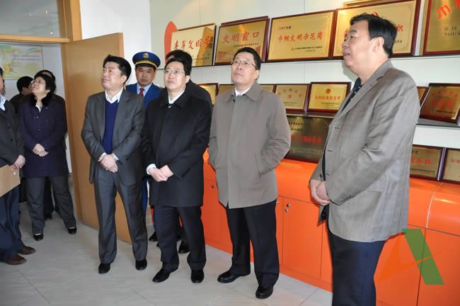 集团公司总经理王玉君（右二）陪同省国资委主任谭成义（右一），省国资委党委副书记孔凡太（右四），省委组织部副巡视员于洪亮（右三）在集团济南机场收费站参观指导创先争优工作