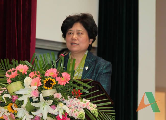 经验交流会上，包括集团公司在内的5家省管企业在会上作典型交流发言。图为集团公司党委副书记、纪委书记李萍同志代表集团发言