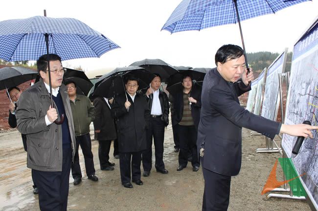 王玉君总经理在遂宁市赵洪武副市长陪同下冒雨考察调研安居区BT项目