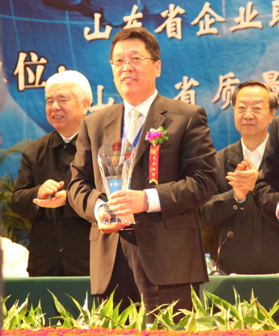 王玉君总经理上台领奖