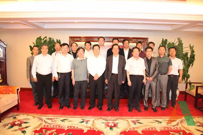 总经理王玉君，总经理助理、总工程师艾贻忠与来访客人合影留念